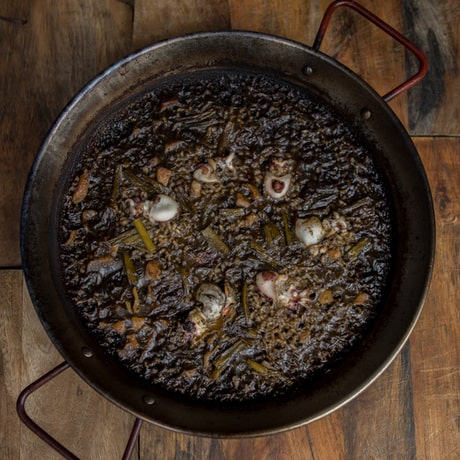Arroz con sepietas en su tinta