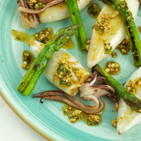 Grilled baby squids with asparagus