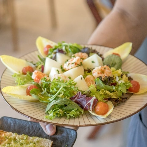 Salad with melon and prawns