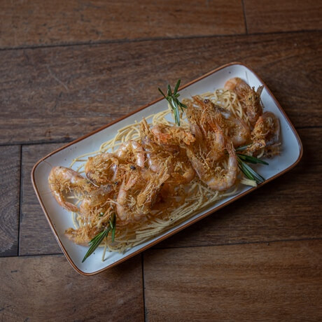 Gamba en tempura con crujiente especiado