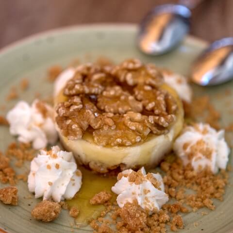 Cheesecake with walnuts and honey