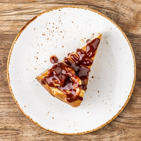 Tarta artesana de queso eco con mermelada de fresa y pimienta de Sichuan