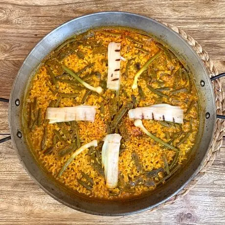 Arroz de verduras con puerro confitado y ajos tiernos