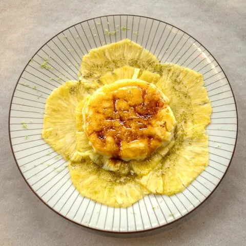 Carpaccio d'ananas avec crème catalane