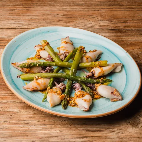 Petits calmars grillés avec asperges