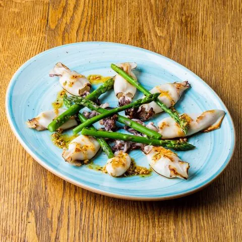 Grilled baby squids with asparagus