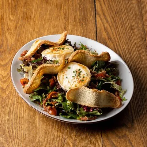 Ensalada con queso de cabra y beicon