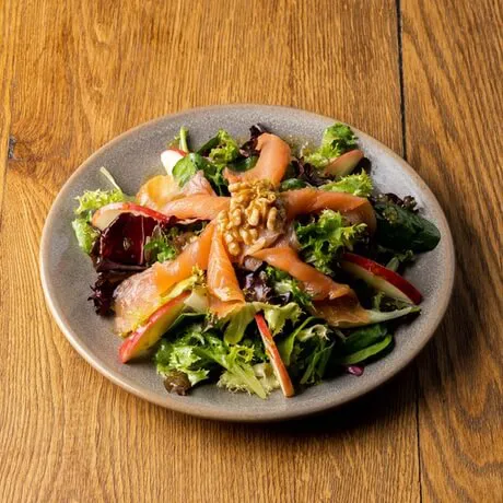 Ensalada con salmón y manzana