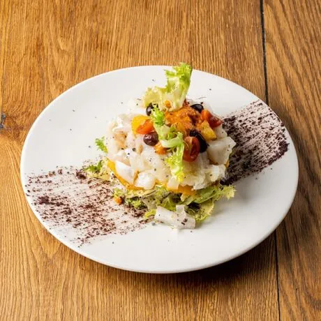 Ensalada de bacalao con naranja y romesco