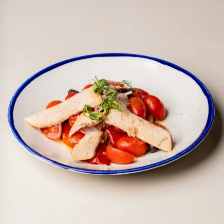 Ensalada de tomate y ventresca de at&uacute;n