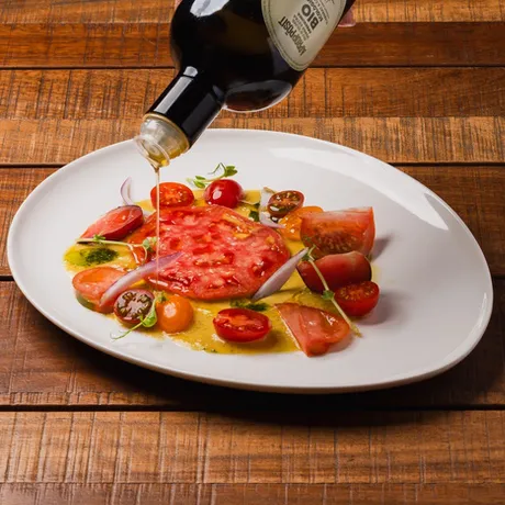 Amanida de tomàquets amb salmorejo de xili groc
