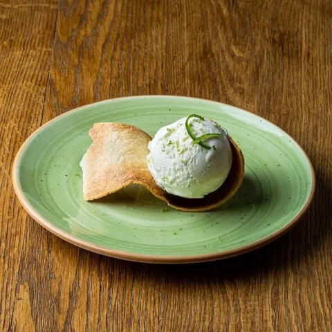 Glace au kéfir et citron vert avec biscuit artisanal croustillant