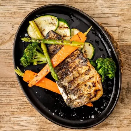 Loup de mer sauvage avec légumes et vinaigrette aux agrumes