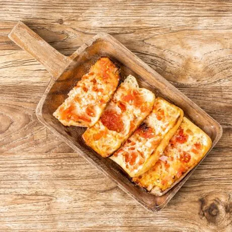 Pain avec tomate et huile d'olive