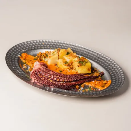 Pop amb allioli de pebre vermell de la Vera i "migas" de romesco