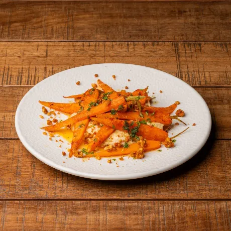 Pastanaga de manat brasejada amb hummus, "migas" de romesco i avellanes DOP Reus